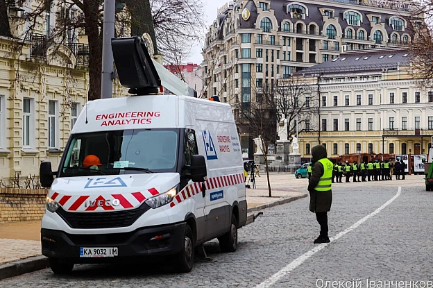 Зранку на Михайлівській площі Києва панувала тиша та затишок. Люди, сповнені скорботи, приходили, щоб вшанувати пам'ять загиблих... - Репортер інформує на we.ua