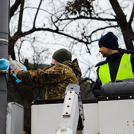 Зранку на Михайлівській площі Києва панувала тиша та затишок. Люди, сповнені скорботи, приходили, щоб вшанувати пам'ять загиблих... - Репортер інформує на we.ua
