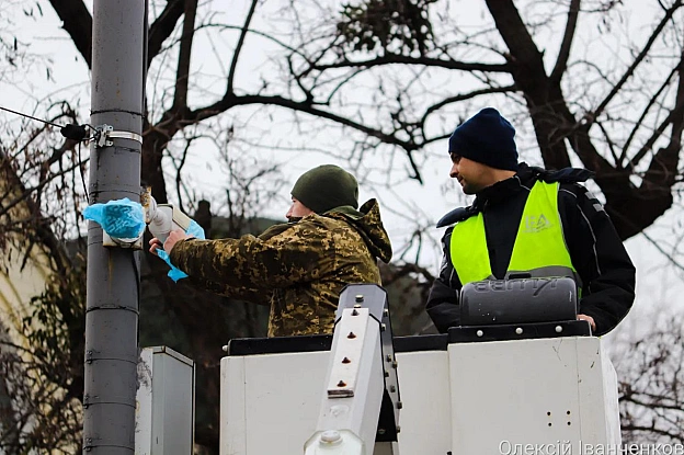 Зранку на Михайлівській площі Києва панувала тиша та затишок. Люди, сповнені скорботи, приходили, щоб вшанувати пам'ять загиблих... - Репортер інформує на we.ua