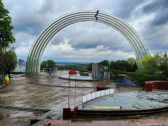 Знесуть, чи не знесуть?Ось в чому питання.З п'ятнадцятьох опитаних тільки одна жіночка сказала знести.... - Репортер інформує на we.ua