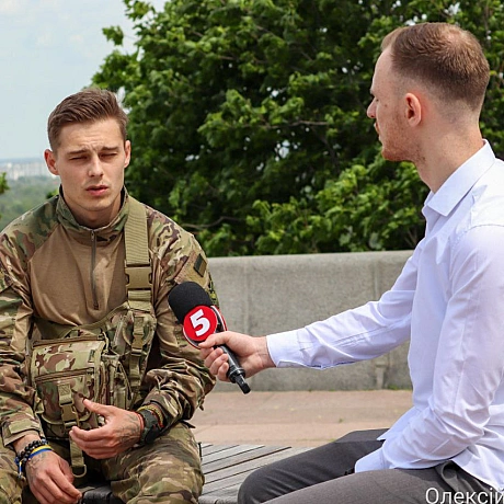 Олександр Роменський - приклад непохитної стійкості та волі до життя. Після тяжкої травми, отриманої у бою, він не лише вчиться ... - Репортер інформує на we.ua