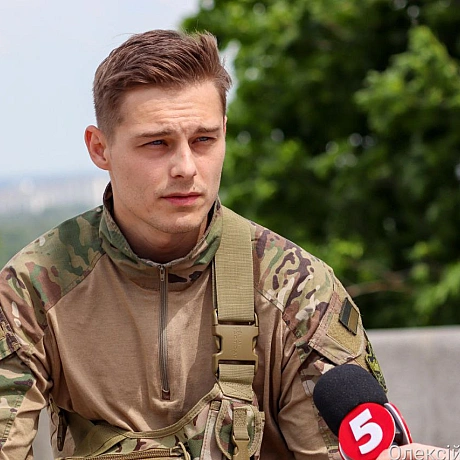 Олександр Роменський - приклад непохитної стійкості та волі до життя. Після тяжкої травми, отриманої у бою, він не лише вчиться ... - Репортер інформує на we.ua