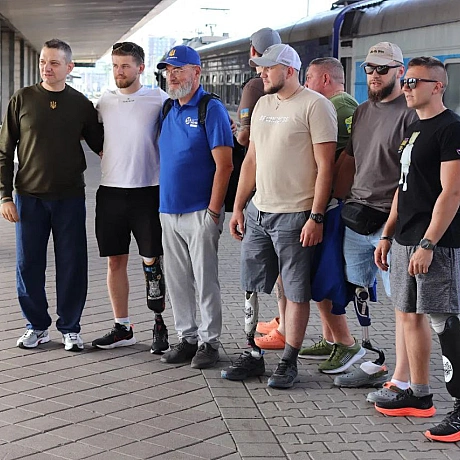 Українські воїни повернулися додому з тріумфом!Українські військові, які брали участь у благодійному марш-кидку ABF Cateran Yo... - Репортер інформує на we.ua