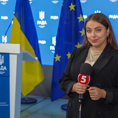 В Верховній раді так нудно, що залишається тільки колег фотографувати.#роботарепортер #5канал #верховнарада - Репортер інформує на we.ua