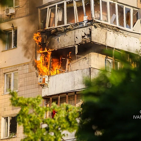 Що вам сказати, Я так бистро ДУЖЕ давно не бігав. Я був там за кілька хвилин, схопив аптечку, ноші та фотоапарат та туди. Це за ... - Репортер інформує на we.ua