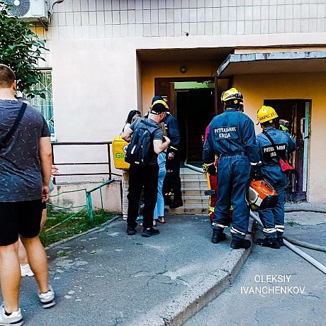 Що вам сказати, Я так бистро ДУЖЕ давно не бігав. Я був там за кілька хвилин, схопив аптечку, ноші та фотоапарат та туди. Це за ... - Репортер інформує на we.ua