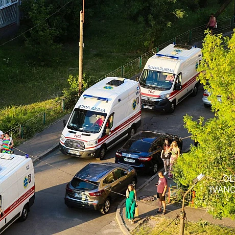 Що вам сказати, Я так бистро ДУЖЕ давно не бігав. Я був там за кілька хвилин, схопив аптечку, ноші та фотоапарат та туди. Це за ... - Репортер інформує на we.ua