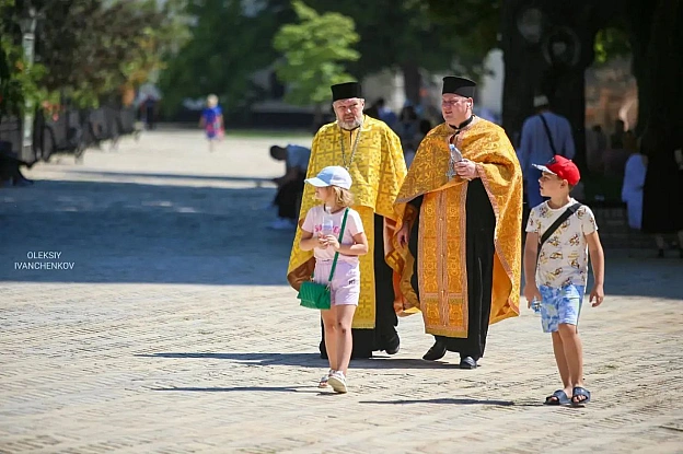 Молитва за УкраїнуВ День Хрещення України-Русі в Києво-Печерській лаврі відбувся святковий молебень за Україну.На вулиці біл... - Репортер інформує на we.ua