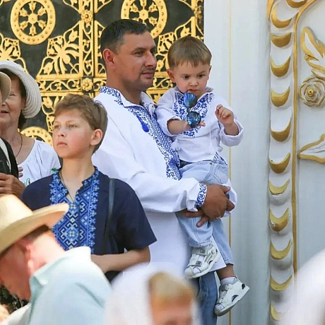 Українська показова сім'я.#роботарепортер #києвопечерськалавра #ХрещенняУкраїниРусі - Репортер інформує на we.ua