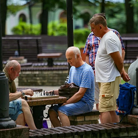 Шахісти.Парк Шевченко в Києві.Скільки я себе пам'ятаю, завжди тут грали в шахи. Ще дитиною ми з батьком приходили сюди погуля... - Репортер інформує на we.ua
