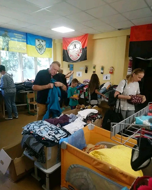 Велике дякуємо всім, хто долучається до роботи нашого Банку одягу! Завдяки вашій щедрості ми можемо допомагати родинам ВПО. #в... - Волонтерська північ на we.ua
