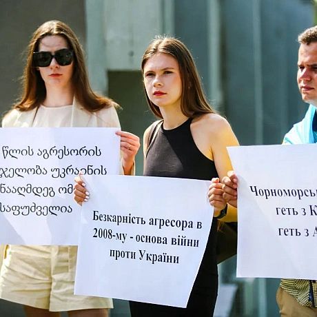 Річниця п'ятиденної війни – це нагода згадати про невизнану війну, яка змінила долі тисяч людей. Сьогоднішня акція під посольств... - Репортер інформує на we.ua