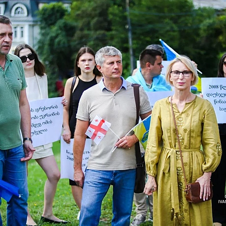 Річниця п'ятиденної війни – це нагода згадати про невизнану війну, яка змінила долі тисяч людей. Сьогоднішня акція під посольств... - Репортер інформує на we.ua