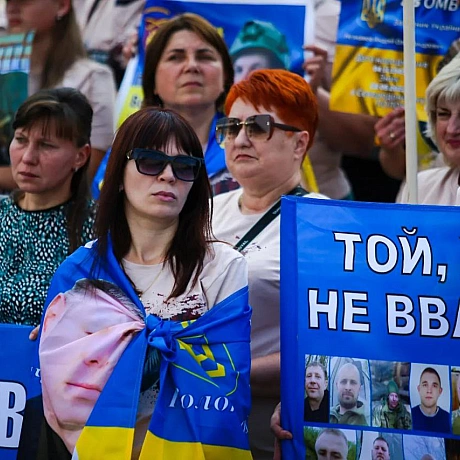 Кожен день наші захисники віддають життя за Україну. Деякі з них досі вважаються зниклими безвісти. Їхні сім'ї живуть у невизна... - Репортер інформує на we.ua
