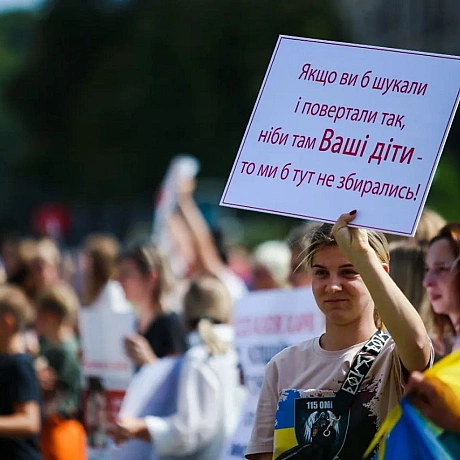 Кожен день наші захисники віддають життя за Україну. Деякі з них досі вважаються зниклими безвісти. Їхні сім'ї живуть у невизна... - Репортер інформує на we.ua