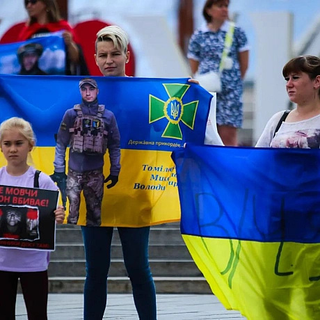Кожен день наші захисники віддають життя за Україну. Деякі з них досі вважаються зниклими безвісти. Їхні сім'ї живуть у невизна... - Репортер інформує на we.ua
