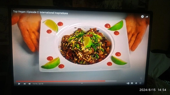 Не спинюся рекомендувати це шоу на ютубі Top VeganЦе на фото Пад Тай із тофу та овочами у гостро-солодкому арахісовому соусі 💚... - 🌱 Веганський Тернопіль на we.ua