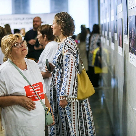 Сьогодні в Українському домі відбулася зворушлива подія: відкриття фотовиставки на підтримку полонених та зниклих безвісти захис... - Репортер інформує на we.ua