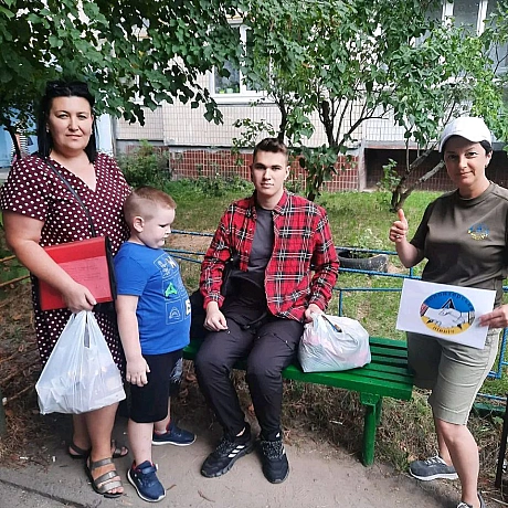 Надали допомогу трьом родинам з Покровська, які днями вимушино залишили свої домівки через війну. Надали продуктові набори та за... - Волонтерська північ на we.ua