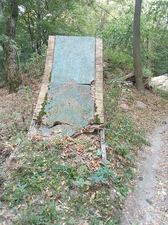 Неважливо, насправді, наскільки старим 
Виглядає трамплін, 
Як давно ти для себе його поставив.
Скільки кроків позаду і скільки ... - Куточок творчості АлРін на weua.dev