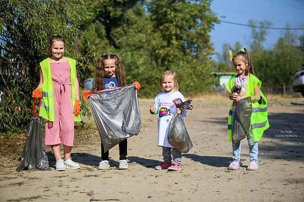 Земля, це наш дім.Не треба смітити.Сьогодні тисячі киян вийшли на прибирання, щоб зробити наше місто чистішим і кращим. Завдя... - Репортер інформує на we.ua