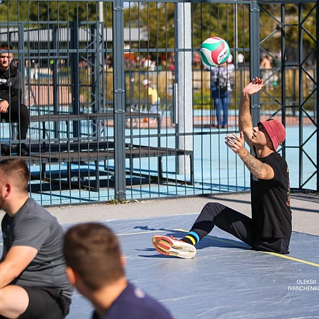Спорт допомагає хлопцям відновитися та повернутися  до цивільного життя. На майданчиках з волейболу сидячи ветерани демонструють... - Репортер інформує на we.ua