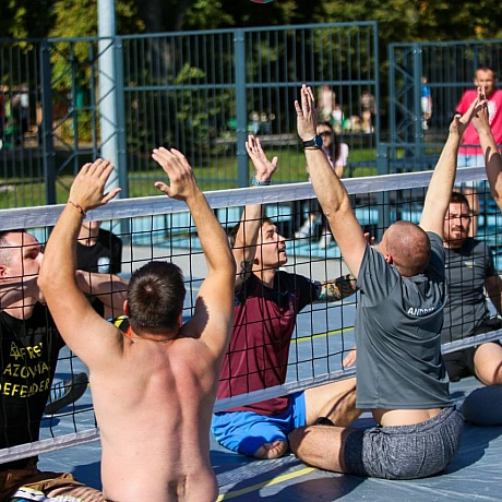 Спорт допомагає хлопцям відновитися та повернутися  до цивільного життя. На майданчиках з волейболу сидячи ветерани демонструють... - Репортер інформує на we.ua