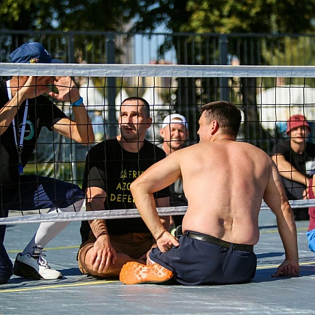 Спорт допомагає хлопцям відновитися та повернутися  до цивільного життя. На майданчиках з волейболу сидячи ветерани демонструють... - Репортер інформує на we.ua