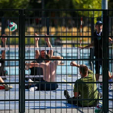 Спорт допомагає хлопцям відновитися та повернутися  до цивільного життя. На майданчиках з волейболу сидячи ветерани демонструють... - Репортер інформує на we.ua