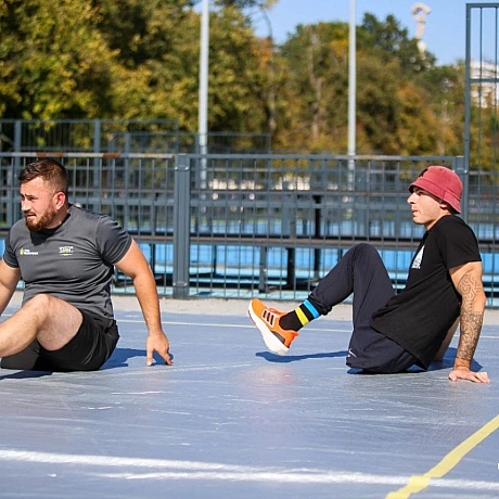 Спорт допомагає хлопцям відновитися та повернутися  до цивільного життя. На майданчиках з волейболу сидячи ветерани демонструють... - Репортер інформує на we.ua