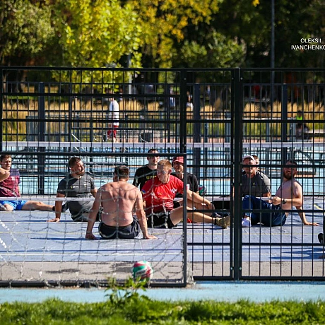 Спорт допомагає хлопцям відновитися та повернутися  до цивільного життя. На майданчиках з волейболу сидячи ветерани демонструють... - Репортер інформує на we.ua