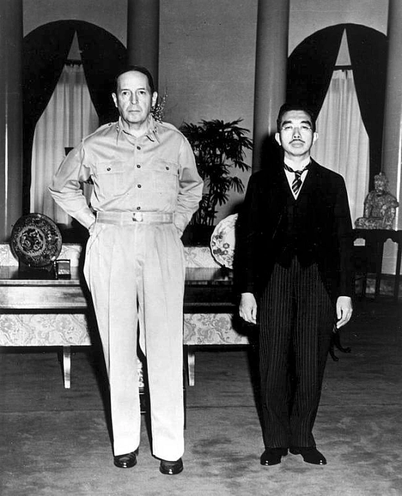 27 вересня 1945 року, після капітуляції Японії, імператор Хірохіто відвідав генерала Дугласа Макартура в посольстві США в Токіо.... - WAS на we.ua