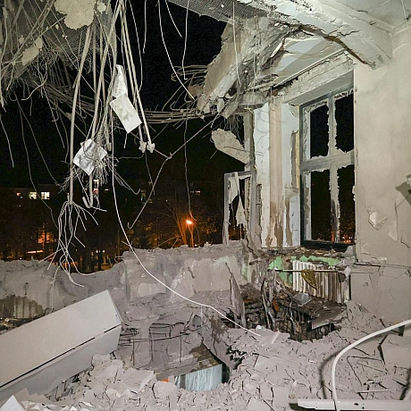 Ввечері 28 жовтня внаслідок удару керованою авіаційною бомбою було пошкоджено будівлю Держпрому у Харкові. «Стіна знищена пов... - Український інститут національної пам'яті на we.ua
