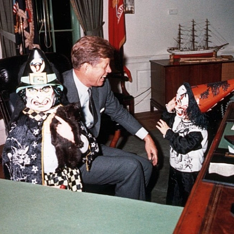 Президенти США і Хелловін.🎃Президент Джордж Буш-старший і перша леді Барбара Буш святкують Хелловін на території Білого дому, ... - WAS на we.ua