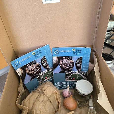 Мені дісталося дещо дуже й дуже особливе. Поштою приїхала дегустаційна коробка Смідинської капусти. Зараз розповім, що це за стр... - Давай займемось текстом on we.ua