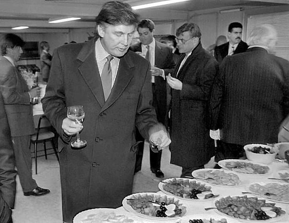 Фото від 5 листопада 1996 року. Підприємець Дональд Трамп на прийомі в Москві. У тому році Трамп двічі відвідував столицю росії,... - WAS на we.ua