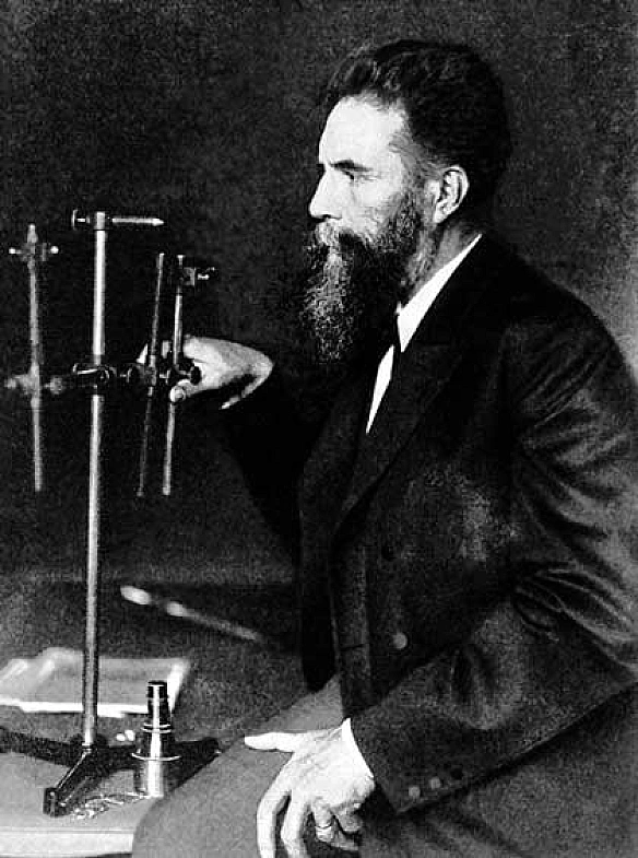 8 листопада 1895 року фізик з Другого Райху Вільгельм Рентген відкрив нове випромінювання, назване ним \