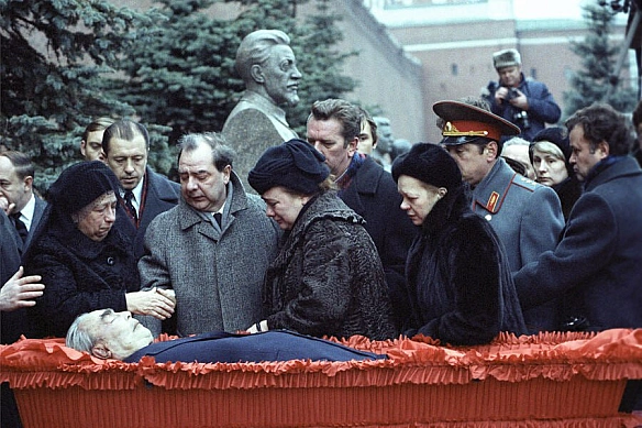 10 листопада 1982 року помер генеральний секретар ЦК КПРС Леонід Брежнєв, продовживши \