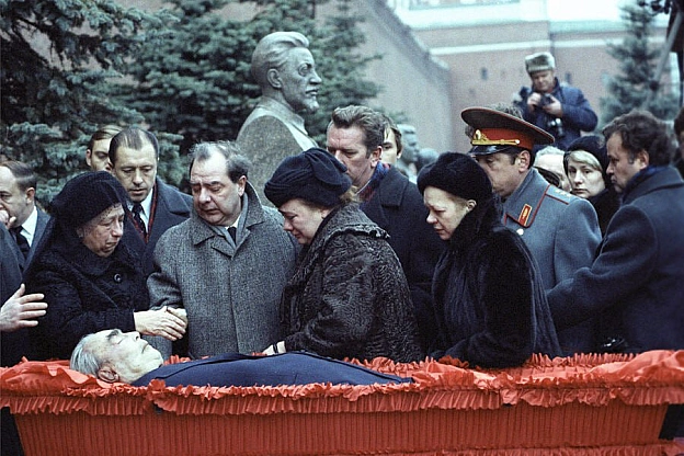 10 листопада 1982 року помер генеральний секретар ЦК КПРС Леонід Брежнєв, продовживши \