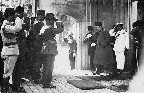17 листопада 1922 року султан Мехмед VI Вахідеддін, останній монарх Османської імперії, залишив Стамбул, закінчивши 600-річну іс... - WAS на we.ua