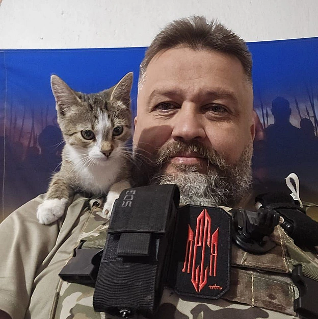 Це Юра. Юра любить котів. Юра - військвий медик в стабпункті. Юра - військвий медик більше ніж 1000 днів. Стабпункту теж потрібн... - GONI Memes на we.ua