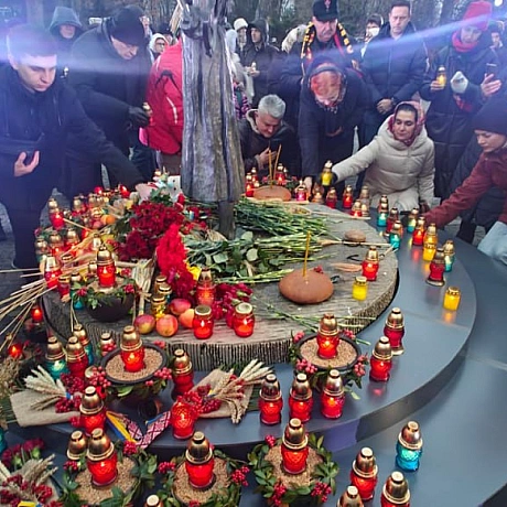 Вшанування пам’яті жертв Голодомору в Києві 🕯Сьогодні в Києві відбулися пам’ятні заходи, присвячені пам\'яті жертв Голодомору ... - Український інститут національної пам'яті на we.ua