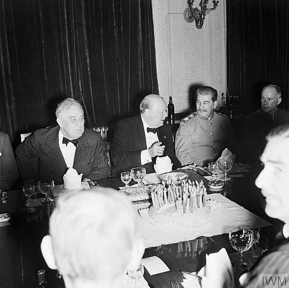 30 листопада 1943 року. Тегеран. Урочиста, вечеря на честь 69-річчя Вінстона Черчилля. Святкування розпочалося о 20:30 і тривало... - WAS на we.ua