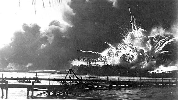На фото - вибух есмінця USS Shaw (DD-373) у бухті Перл Гарбор 7 грудня 1941 року. Раптова комбінована атаки повітряних і підводн... - WAS на we.ua