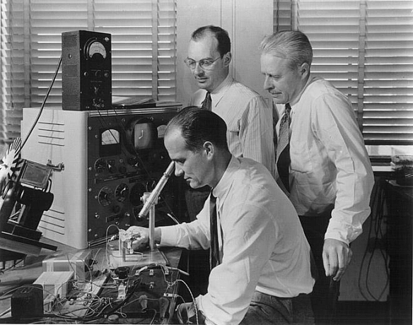 23 грудня 1947 року в лабораторії «Bell Laboratories» у штаті Нью-Джерсі команда вчених на чолі з Джоном Бардіном, Вільямом Шокл... - WAS на we.ua