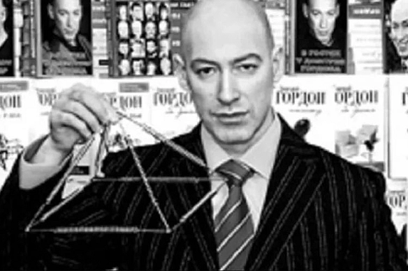 Це золота піраміда Ю Шинсе. У 2000-х роках Дмитро Гордон розміщував її рекламу у газеті \