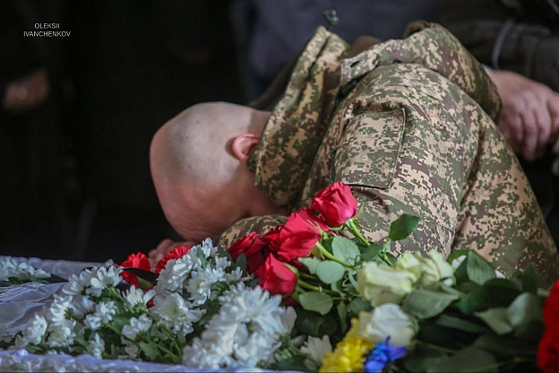 У Києві в Михайлівському золотоверхому монастирі попрощалися з військовослужбовцем Сил спеціальних операцій Горбатенком Олександ... - Репортер інформує на we.ua