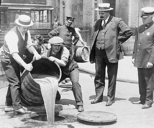 17 січня 1920 року в США набула чинності 18-а поправка до Конституції, яка запровадила «сухий закон» — заборону виробництва, про... - WAS на we.ua