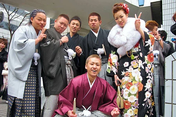 Привіт! 👋
Сьогодні розповімо вам про друге свято з нашої зимової серії — 成人の日 (сееджін но хі), або День Повноліття

Щороку в дру... - Перо і катана на weua.dev