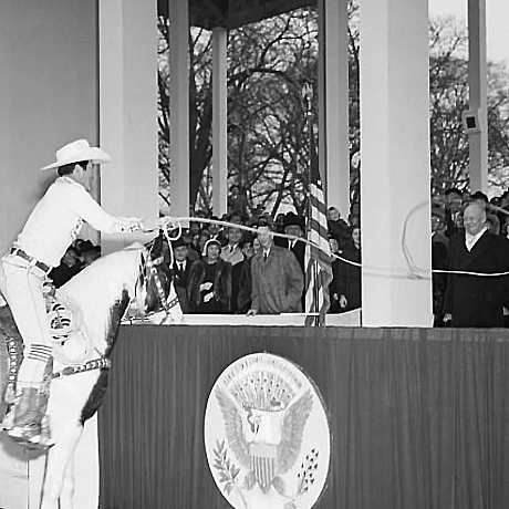 Починаючи з 1930-х років інаугурації президентів США проводилися 20 січня. На фото:🇺🇸1953. Президент Дуайт Ейзенхауер під час п... - WAS на we.ua